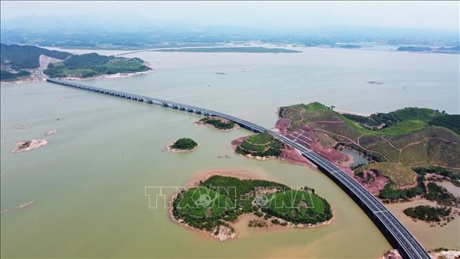 Cầu vượt biển Vân Tiên trên tuyến cao tốc Vân Đồn - Móng Cái dài 1,5 km, rộng 25,5m, độ tĩnh không 19m. Ảnh: Huy Hùng - TTXVN