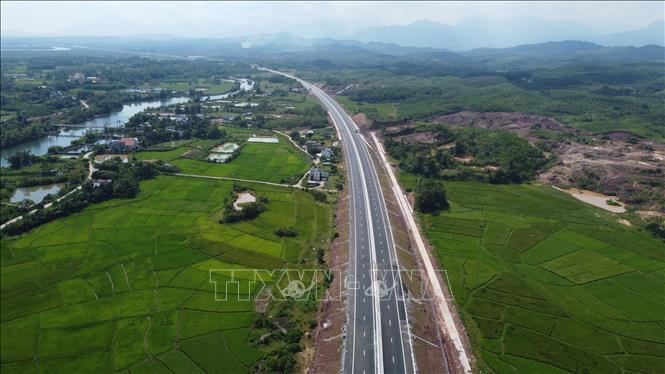 Cao tốc Vân Đồn – Móng Cái chạy qua những cánh đồng xanh mát mắt của huyện Hải Hà. Ảnh: Huy Hùng - TTXVN
