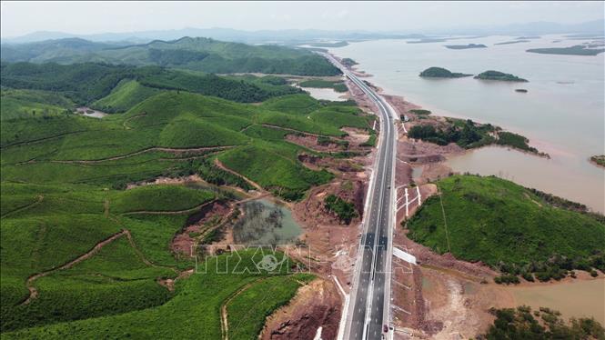 Cao tốc Vân Đồn – Móng Cái trở thành tuyến cao tốc ven biển duy nhất kết nối trực tiếp, đồng bộ tới cả 3 khu kinh tế, gồm: Khu kinh tế ven biển Quảng Yên, Khu kinh tế Vân Đồn và Khu kinh tế cửa khẩu Móng Cái. Ảnh: Huy Hùng - TTXVN