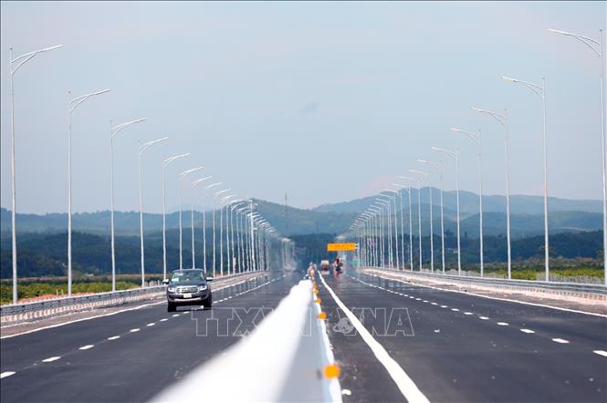 Tuyến đường cao tốc Vân Đồn – Móng Cái chính thức được đưa vào sử dụng. Ảnh: Huy Hùng - TTXVN