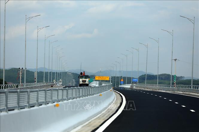 Cao tốc Vân Đồn – Móng Cái đi qua các huyện Vân Đồn, Tiên Yên, Đầm Hà, Hải Hà và nối đến Cửa khẩu Quốc tế Móng Cái. Ảnh: Huy Hùng - TTXVN