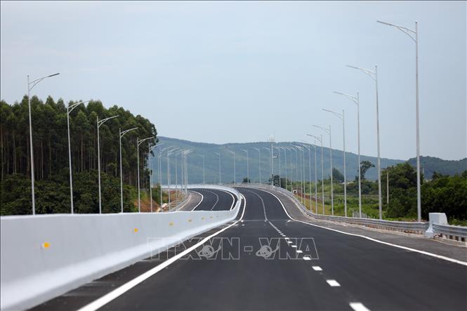 Cao tốc Vân Đồn – Móng Cái hoàn thành dài 80km, thiết kế 4 làn xe, tốc độ tối đa 120km/h. Ảnh: Huy Hùng - TTXVN