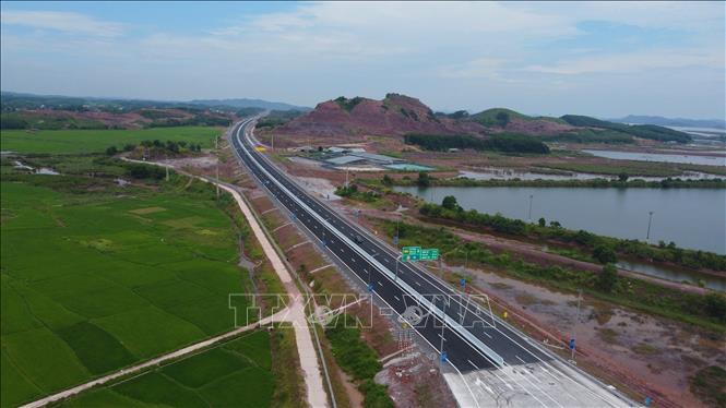 Cao tốc Vân Đồn-Móng Cái thông xe giúp rút ngắn thời gian di chuyển từ Hà Nội tới thành phố Móng Cái chỉ còn 3 giờ. Ảnh: Huy Hùng - TTXVN