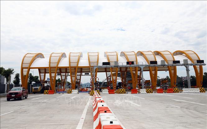 Trạm thu phí đầu tuyến Tiên Yên của đường cao tốc Vân Đồn-Móng Cái. Ảnh: Huy Hùng - TTXVN