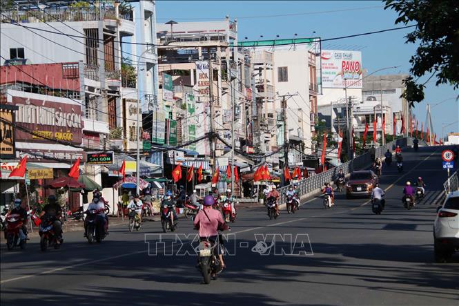Trong ảnh: Đường phố Cà Mau rợp bóng cờ chào mừng Ngày Quốc khánh 2/9. Ảnh: Kim Há-TTXVN