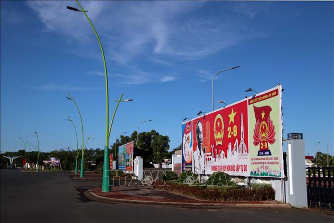 Trong ảnh: Cụm pa nô đặt tại khu Quảng trường văn hóa trung tâm tỉnh Cà Mau. Ảnh: Kim Há-TTXVN
