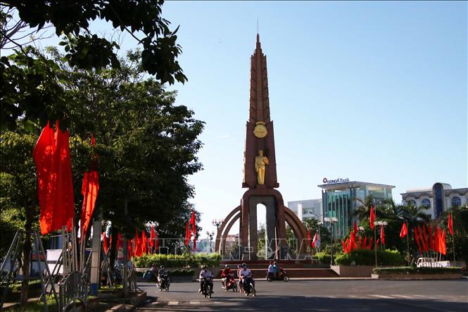Trong ảnh: Rợp bóng cờ hoa tại khu vực Tượng đài Cà Mau. Ảnh: Kim Há-TTXVN
