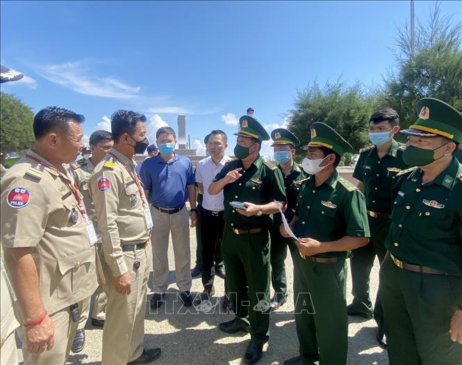 Cán bộ, chiến sĩ Đồn Biên phòng Cửa khẩu Quốc tế Tịnh Biên (Bộ đội Biên phòng tỉnh An Giang, Việt Nam) trao đổi các thủ tục pháp lý trước khi tiếp nhận 26 công dân Việt Nam do phía Campuchia trao trả. Ảnh: Công Mạo-TTXVN
