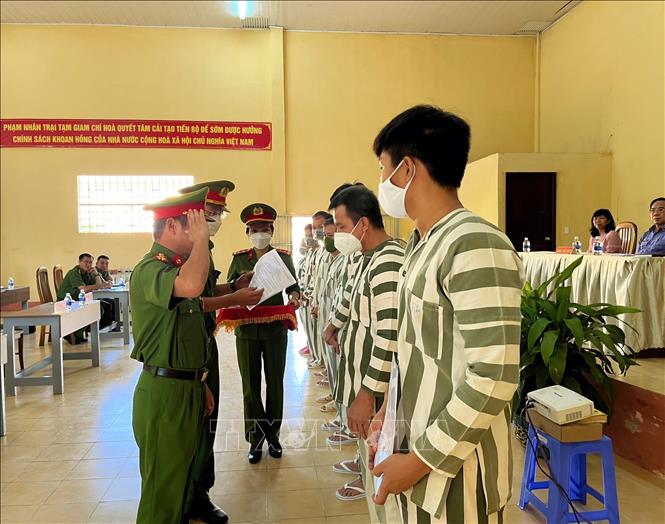 Trong ảnh: Đại diện Ban Giám thị Trại tạm giam Chí Hòa trao quyết định đặc xá. Ảnh: TTXVN phát