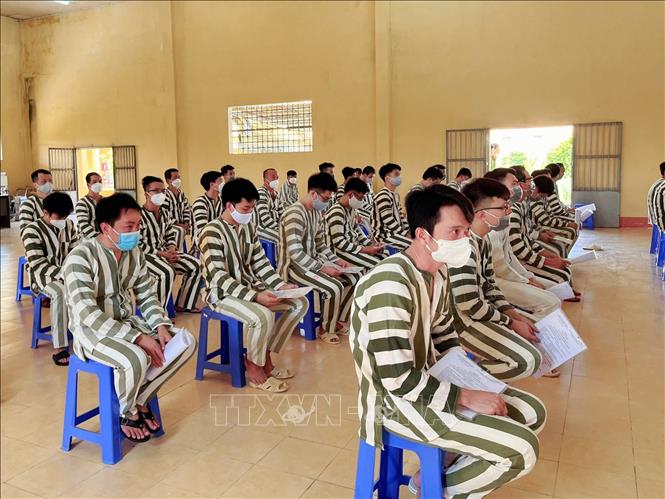 Trong ảnh: Trại tạm giam Chí Hòa trao Quyết định đặc xá cho 25 phạm nhân. Ảnh: TTXVN phát 