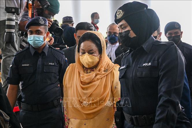 Trong ảnh: Bà Rosmah Mansor (giữa), vợ của cựu Thủ tướng Malaysia Najib Razak, tới tòa án ở Kuala Lumpur,  ngày 1/9/2022. Ảnh: AFP/TTXVN