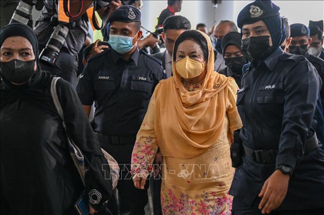 Trong ảnh: Bà Rosmah Mansor (giữa), vợ của cựu Thủ tướng Malaysia Najib Razak, tới tòa án ở Kuala Lumpur,  ngày 1/9/2022. Ảnh: AFP/TTXVN