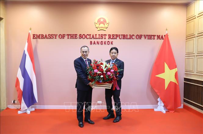 Đại sứ Lào Khamphan Anlavan (phải) chúc mừng kỷ niệm 77 năm Quốc khánh Việt Nam tại trụ sở Đại sứ quán Việt Nam tại Thái Lan. Ảnh: Đỗ Sinh - PV TTXVN tại Thái Lan