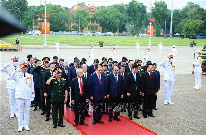 A delegation of Party and State leaders pay tribute to President Ho Chi Minh at his Mausoleum on September 1. VNA Photo: Minh Đức 