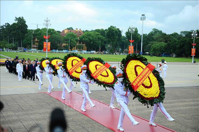 A delegation of Party and State leaders pay tribute to President Ho Chi Minh at his Mausoleum on September 1. VNA Photo: Minh Đức 
