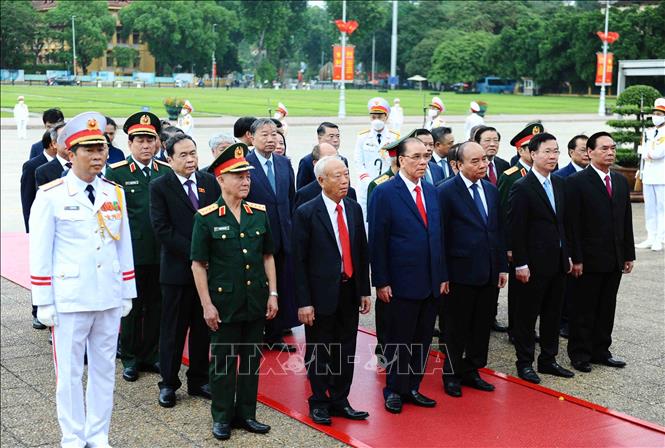 A delegation of Party and State leaders pay tribute to President Ho Chi Minh at his Mausoleum on September 1. VNA Photo: Minh Đức 