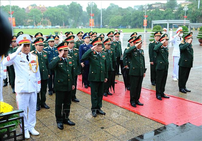 A delegation of the Central Military Commission - Defence Ministry pays tribute to President Ho Chi Minh at his Mausoleum on September 1. VNA Photo: Minh Đức 