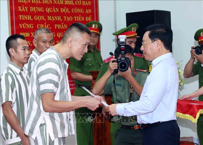 Deputy Prime Minister Pham Binh Minh hands over the amnesty decisions to prisoners at Vinh Quang Prison. VNA Photo: Phạm Kiên