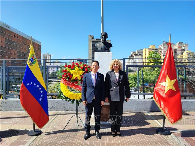 Đại sứ Việt Nam Lê Viết Duyên và Thứ trưởng Ngoại giao Venezuela Capaya Rodriguez chủ trì buổi lễ. Ảnh: TTXVN phát