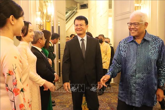 Đại sứ đặc mệnh toàn quyền Việt Nam tại Malaysia Trần Việt Thái và các cán bộ Đại sứ quán tiếp đón Bộ trưởng Nội vụ Malaysia Datuk Seri Hamzah Zainudin và các khách mời. Ảnh: TTXVN phát