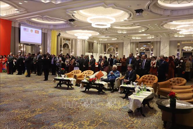 Tham dự buổi lễ có Đại sứ đặc mệnh toàn quyền Việt Nam tại Malaysia Trần Việt Thái, Bộ trưởng Nội vụ Malaysia Datuk Seri Hamzah Zainudin, lãnh đạo các đơn vị thuộc Văn phòng Thủ tướng, Bộ Ngoại giao, các bộ ngành Malaysia cùng các đại sứ, đại biện, trưởng đại diện các tổ chức quốc tế tại Malaysia, đại diện các tập đoàn lớn của Malaysia và cộng đồng người Việt tại Malaysia. Ảnh: TTXVN phát