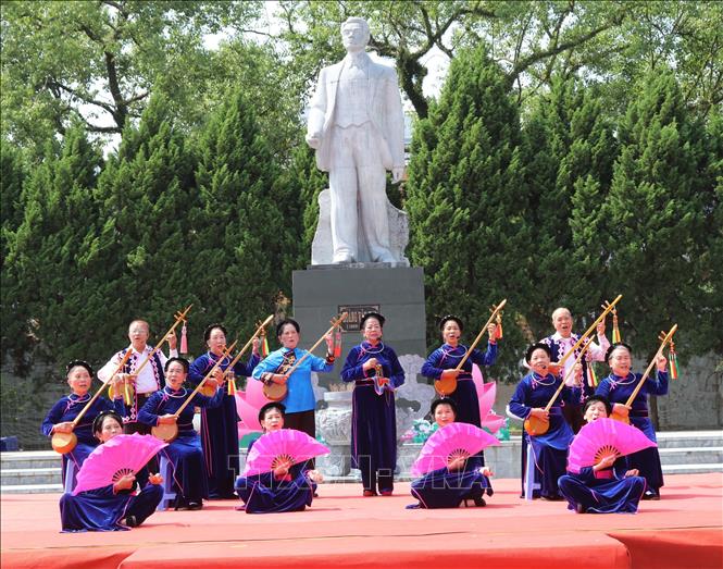 Tiết mục hát Then được trình diễn phục vụ nhân dân tại khu tượng đài Hoàng Văn Thụ, thành phố Lạng Sơn. Ảnh: Quang Duy – TTXVN