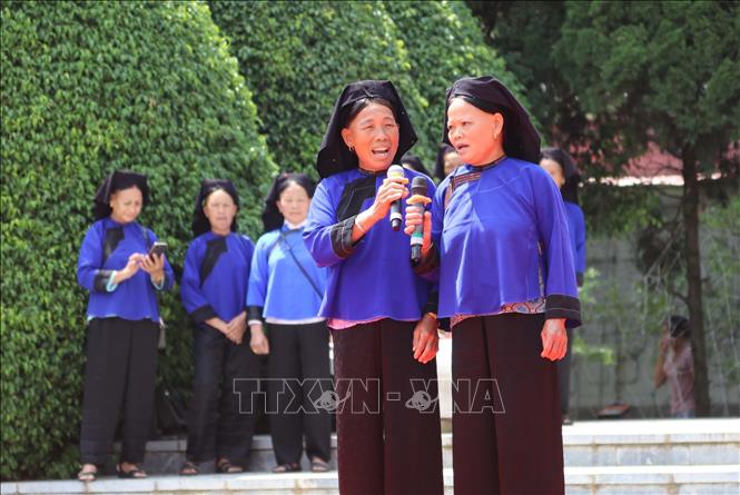 Tiết mục hát Sli được trình diễn phục vụ nhân dân tại khu tượng đài Hoàng Văn Thụ, thành phố Lạng Sơn. Ảnh: Quang Duy – TTXVN