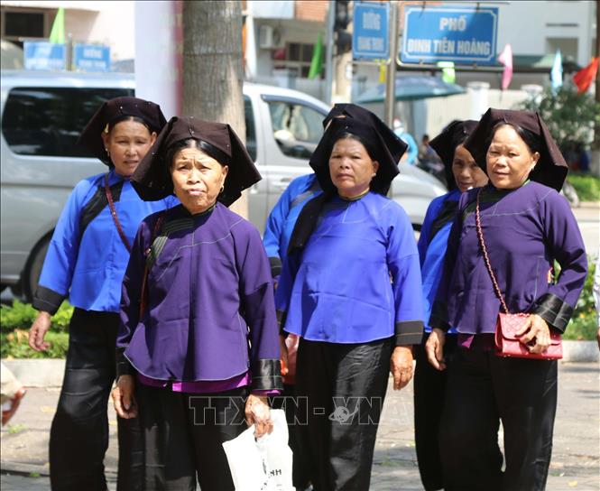 Đồng bào dân tộc Nùng Lạng Sơn tập trung về khu tượng đài Hoàng Văn Thụ, thành phố Lạng Sơn để vui Tết Độc lập. Ảnh: Quang Duy – TTXVN