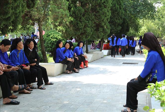 Khu tượng đài Hoàng Văn Thụ, thành phố Lạng Sơn nhuộm sắc màu dân tộc trong ngày Tết Độc lập. Ảnh: Quang Duy - TTXVN