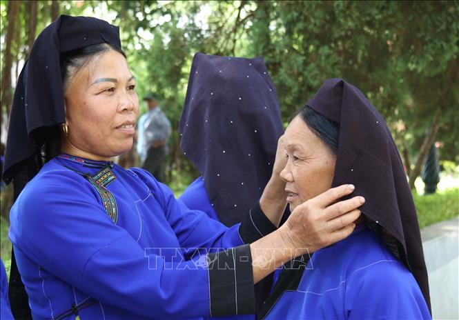 Đồng bào dân tộc Nùng Lạng Sơn chỉnh sửa trang phục đi chơi Tết Độc lập. Ảnh: Quang Duy – TTXVN