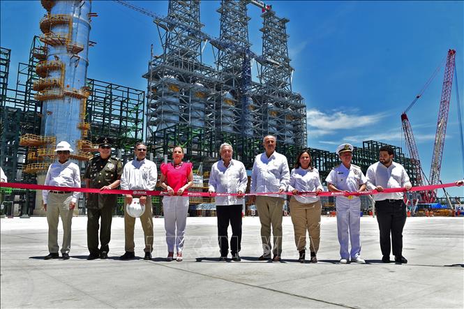 Trong ảnh: Tổng thống Mexico Andres Manuel Lopez Obrador (giữa) dự lễ khánh thành giai đoạn đầu công trình xây dựng nhà máy lọc dầu Dos Bocas ở Paraiso, bang Tabasco (Mexico) ngày 1/7/2022. Ảnh: AFP/TTXVN