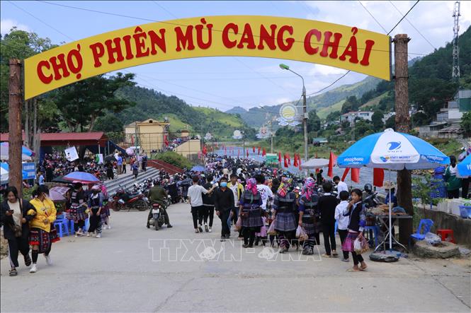Chợ phiên Mù Cang Chải thu hút đông đảo đồng bào các dân tộc của huyện Mù Cang Chải và du khách đến tham quan, trải nghiệm, mua sắm. Ảnh: Việt Dũng - TTXVN