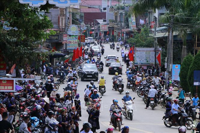 Trung tâm huyện Mù Cang Chải đông vui tấp nập trong ngày Tết Độc lập. Ảnh: Việt Dũng - TTXVN

