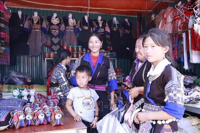 Đồng bào Mông ở Mù Cang Chải xuống phố huyện vui Tết Độc lập. Ảnh: Việt Dũng - TTXVN
