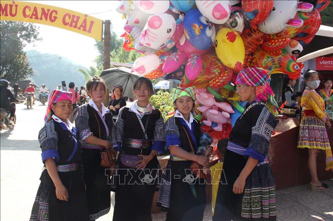 Đồng bào Mông ở Mù Cang Chải xúng xính váy áo xuống phố huyện vui Tết Độc lập. Ảnh: Việt Dũng - TTXVN