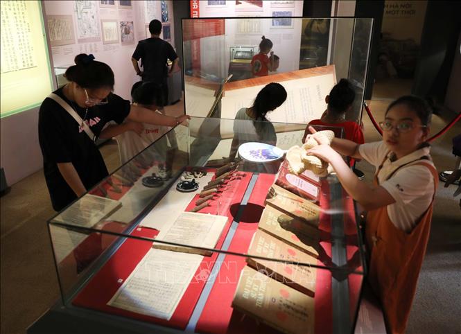 Các em thiếu nhi tham quan, tìm hiểu về Hoàng thành Thăng Long. Ảnh: Thanh Tùng - TTXVN