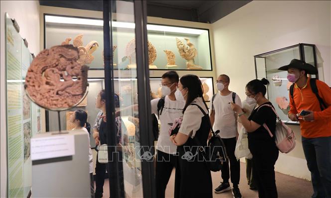 Du khách chiêm ngưỡng các hiện vật được trưng bày tại Hoàng thành Thăng Long. Ảnh: Thanh Tùng - TTXVN