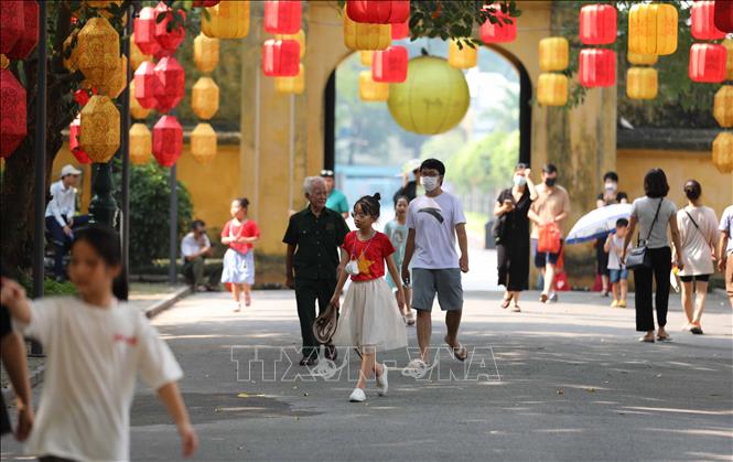 Đầu giờ sáng 3/9/2022, ngày thứ ba của kỳ nghỉ lễ Quốc khánh đã có nhiều đoàn khách tới tham quan Hoàng thành Thăng Long. Ảnh: Thanh Tùng - TTXVN