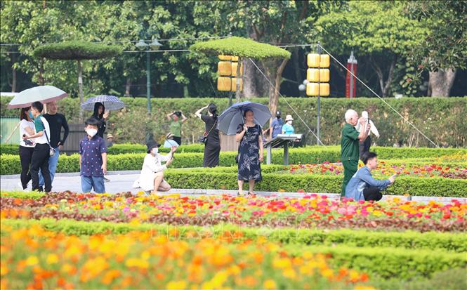 Đầu giờ sáng 3/9/2022, ngày thứ ba của kỳ nghỉ lễ Quốc khánh đã có nhiều đoàn khách tới tham quan Hoàng thành Thăng Long. Ảnh: Thanh Tùng - TTXVN
