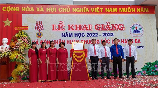 Lãnh đạo trường THCS thành phố Bến Tre (tỉnh Bến Tre) đón nhận Huân chương Độc lập hạng Ba của Chủ tịch nước. Ảnh: Chương Đài - TTXVN