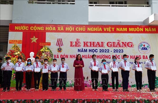Phó Bí thư Thường trực Tỉnh ủy Bến Tre Hồ Thị Hoàng Yến trao học bổng cho học sinh trường THCS thành phố Bến Tre có hoàn cảnh khó khăn. Ảnh: Chương Đài -TTXVN