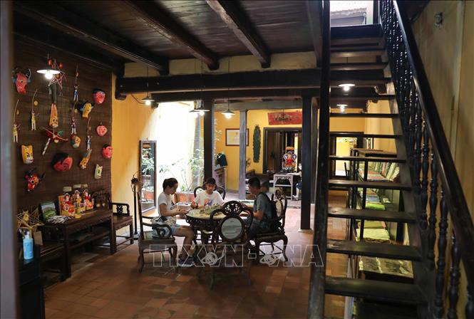 Du khách đến từ Singapore tham quan, trải nghiệm không gian sống của người Hà Nội xưa tại ngôi nhà di sản 87 Mã Mây sáng 3/9/2022. Ảnh: Thanh Tùng - TTXVN