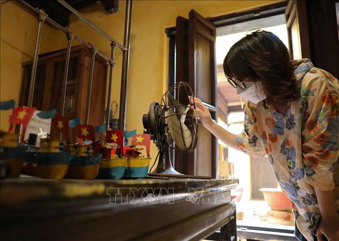 Những vật dụng còn lưu lại từ cuộc sống, sinh hoạt của người Hà Nội xưa luôn hấp dẫn và kích thích trí tò mò của thế hệ trẻ khi khi đến với ngôi nhà 87 Mã Mây. Ảnh: Thanh Tùng - TTXVN