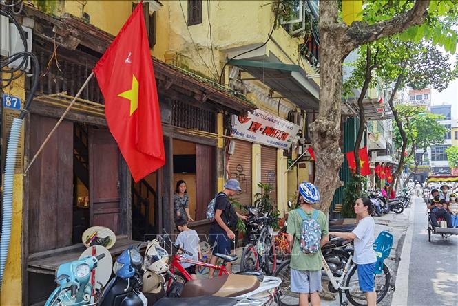 Du khách đạp xe tham quan phố cổ Hà Nội và trở về với những 