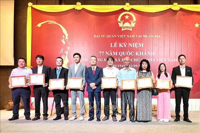 Đại sứ Lý Quốc Tuấn trao giấy khen cho các doanh nghiệp Việt Nam và kiều bào tại Myanmar. Ảnh TTXVN phát
