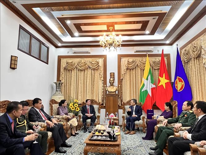 Đoàn đại biểu Đại sứ quán Lào tại Myanmar do Đại sứ Heuangseng Khamdalavong dẫn đầu đã đến chúc mừng nhân dịp 77 năm Quốc khánh Việt Nam. Ảnh: TTXVN phát