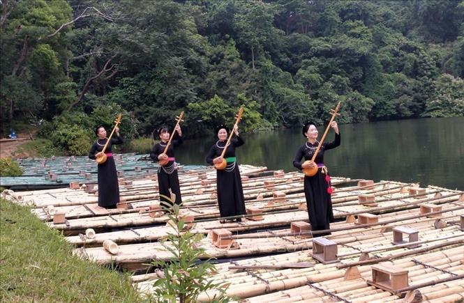 Câu lạc bộ hát Then - đàn Tính cội nguồn xã Trung Yên (huyện Sơn Dương, tỉnh Tuyên Quang) biểu diễn phục vụ khách du lịch tại Khu di tích lịch sử quốc gia đặc biệt Tân Trào. Ảnh: Quang Cường – TTXVN