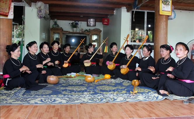 Một buổi sinh hoạt của các thành viên câu lạc bộ hát Then - đàn Tính cội nguồn xã Trung Yên, huyện Sơn Dương, tỉnh Tuyên Quang. Ảnh: Quang Cường – TTXVN