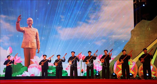 Biểu diễn hát Then, đàn Tính của đồng bào dân tộc Tày huyện Na Hang, tỉnh Tuyên Quang. Ảnh: Quang Đán – TTXVN