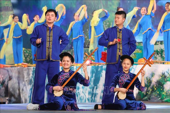 Biểu diễn nghệ thuật hát Then – đàn Tính. Ảnh: Thành Đạt - TTXVN
